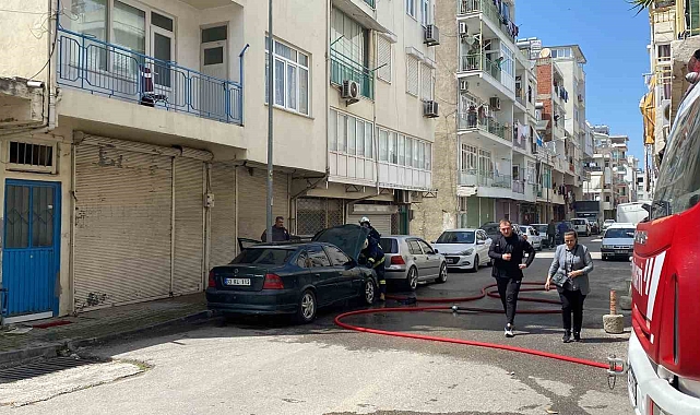 Park halindeki otomobilin motor kısmı tamamen yandı