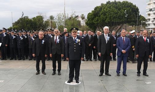 Polisten Atatürk Anıtı'na çelenk