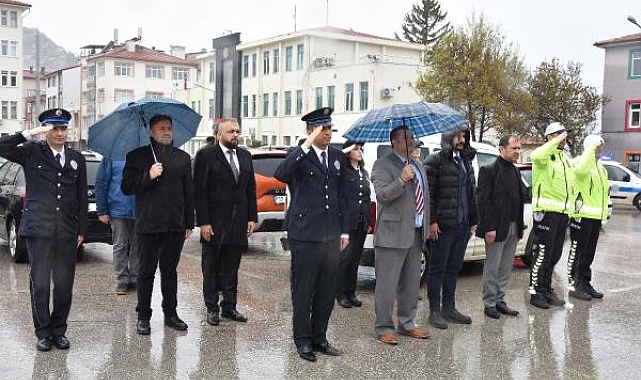 Sağanak altında Polis Haftası töreni