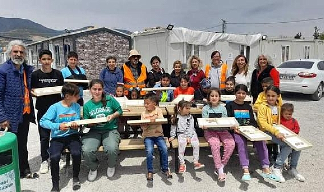 'Tombul ile Hımbıl', depremzede çocukları güldürdü