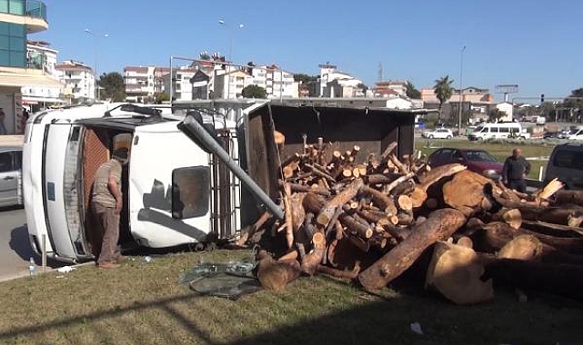 Tomruk yüklü kamyon devrildi; 1 yaralı