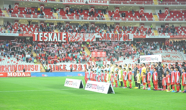 Tribünler kırmızı beyaz