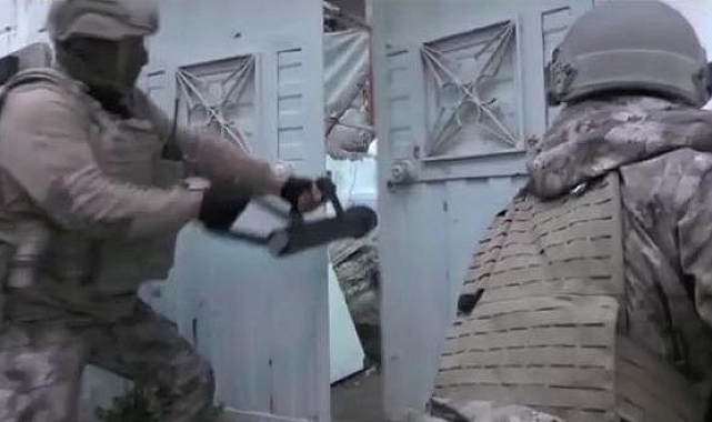 Uyuşturucu operasyonunda, açılmayan kapılar 'koçbaşıyla' kırıldı; 31 gözaltı