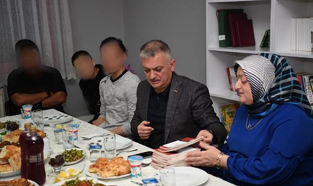 Vali, çocuklarla iftar yaptı