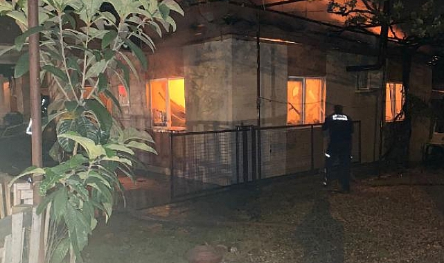 Yangında zarar gören ev kullanılamaz hale geldi