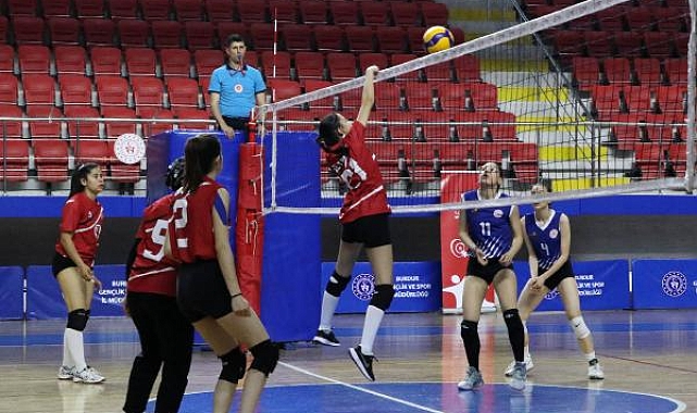 Yıldız kızlar voleybolda kozlarını paylaştı