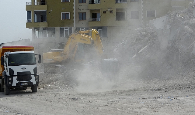 Ağır hasarlı binaların yıkımı devam ediyor
