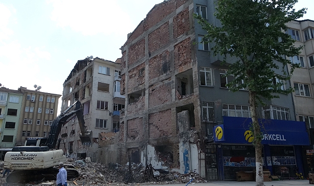 Ağır hasarlı binaların yıkımı sürüyor