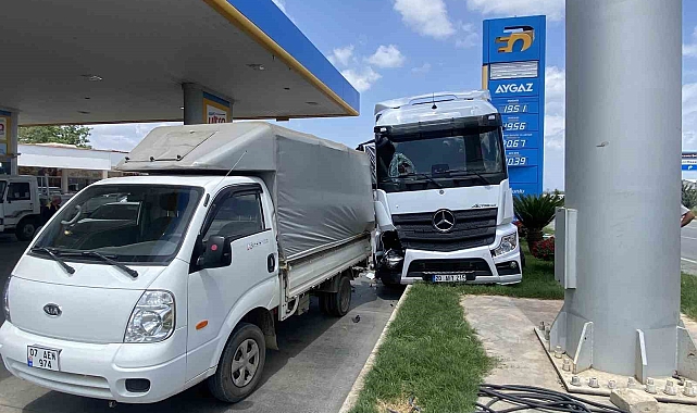 Akaryakıt istasyonuna giren tır, park halindeki araca çarparak durabildi