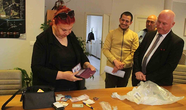 Altın ve paralarını otobüste unuttuğunu belediyeden gelen telefonla öğrendi