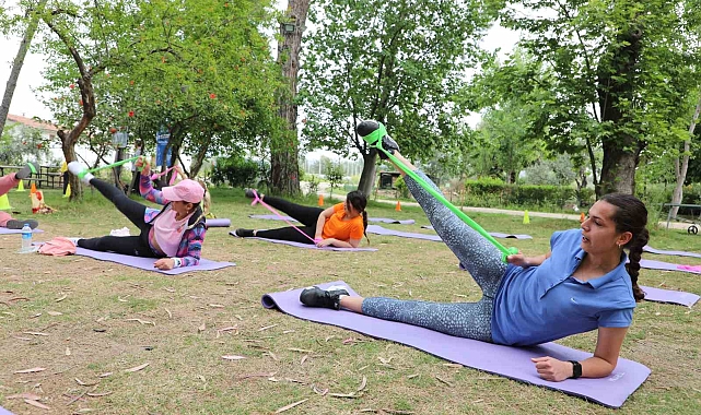 Anne ve çocuklar Zeytinpark'ta spor yaptı
