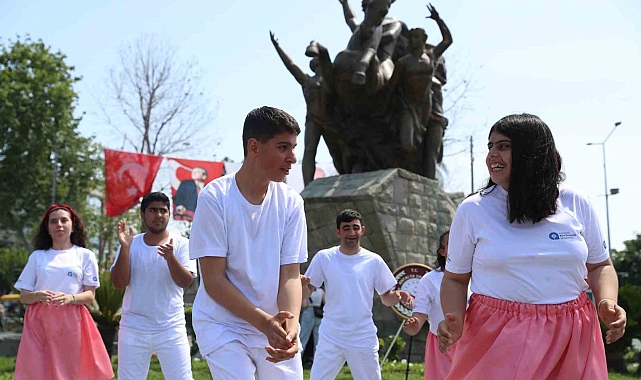 Antalya caddelerinde ENFEST coşkusu