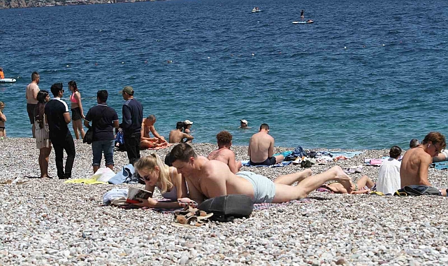 Antalya yine kıskandırdı ; Doğu'da karla mücadele, Antalya'da ise deniz keyfi