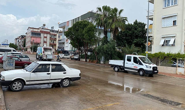 Antalya'da 15 dakikalık yağmur hayatı felç etti, bir saatte hayat normale döndü