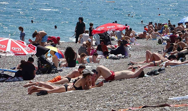 Antalya'da aynı anda hem karla mücadele hem deniz keyfi