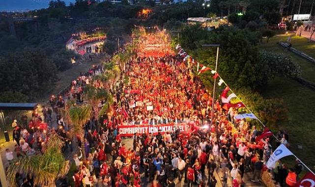 Antalya'da binlerce kişi fener alayıyla geceyi aydınlattı İşte harika görüntüler
