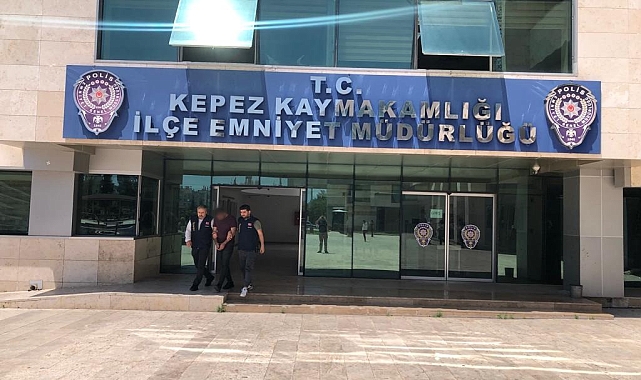 Antalya'da hapis cezası bulunan 2 firari yakalandı