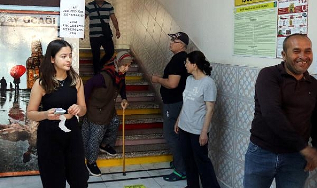 Antalya'da oy kullanma yoğun katılımla başladı