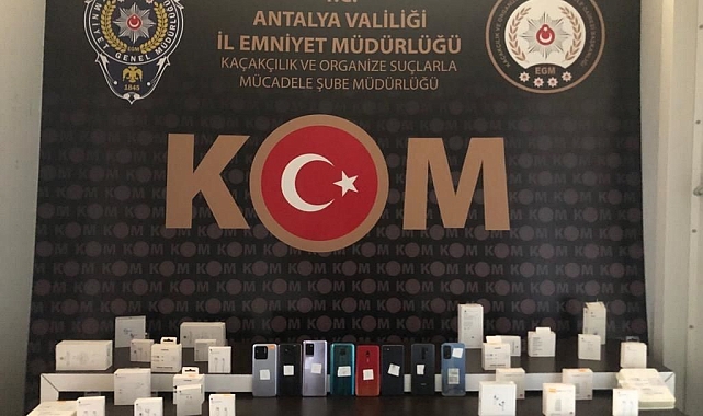 Antalya'da polisten kaçak elektronik eşya ve tütün operasyonu