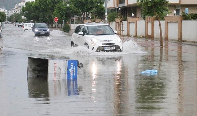 Antalya'da sağanak; rögar kapağı üstündeki asfalt kalktı