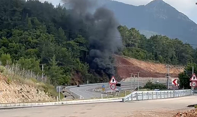 Antalya'da seyir halindeki araç alev alev yandı