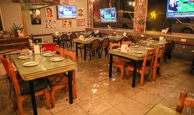 Antalya'da şiddetli yağmur nedeniyle işyerlerini su bastı, araçlar yolda kaldı