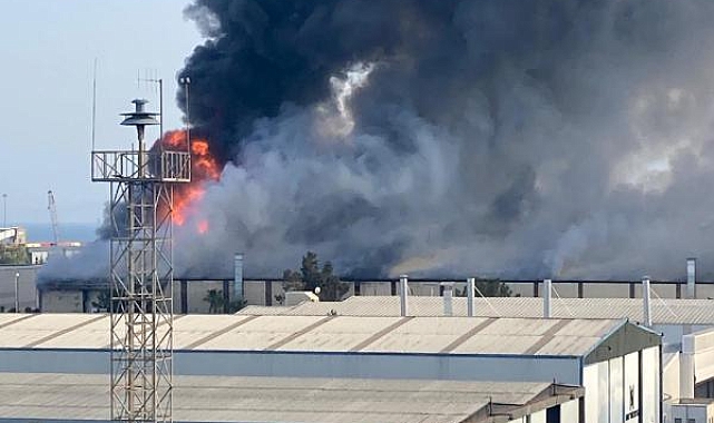 Antalya'da tekne üretim fabrikasında yangın