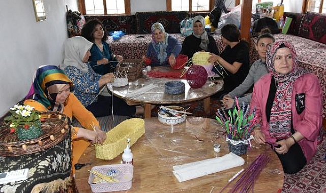 Atık kağıtla sanat görenleri büyülüyor