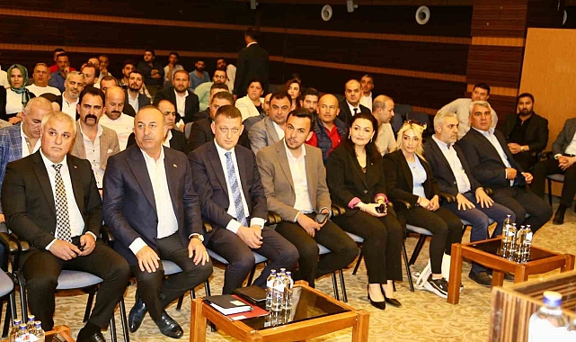 Bakan Çavuşoğlu, emlak ve inşaat sektörü temsilciyle buluştu
