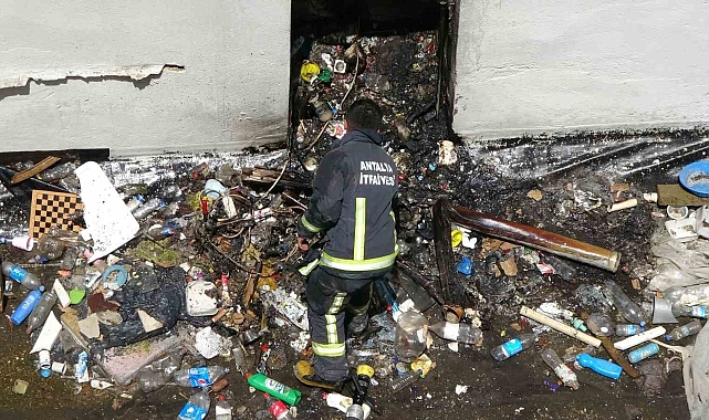 Binalardan tek katlı binanın üzerine atılan çöpler ikinci kez yangın çıkardı