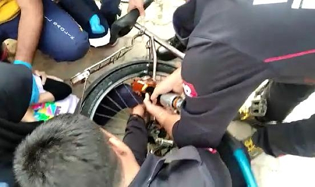 Bisiklete sıkışan Sare'nin ayağını itfaiye ekibi kurtardı