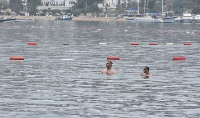 Bodrum'da turistler yağmura rağmen denize girdi