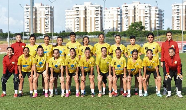 Depremzede kadın futbolcular hayallerine top koşturuyor