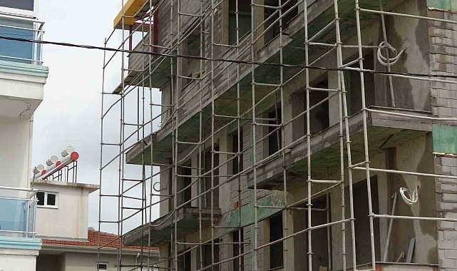 Dış kaplama yapan inşaat işçisi 3'üncü kattan toprak zemine düştü, ölümden döndü