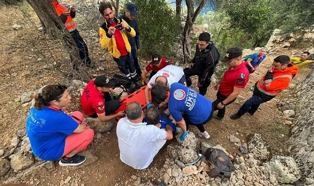 Doğa yürüyüşünde ayak bileği kırılan ABD'li turisti, 2 saat sedyeyle taşıdılar