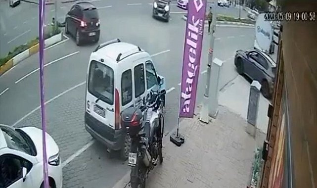 Dönüş yapan otomobil, karşıya geçmek için bekleyen yayayı altına aldı