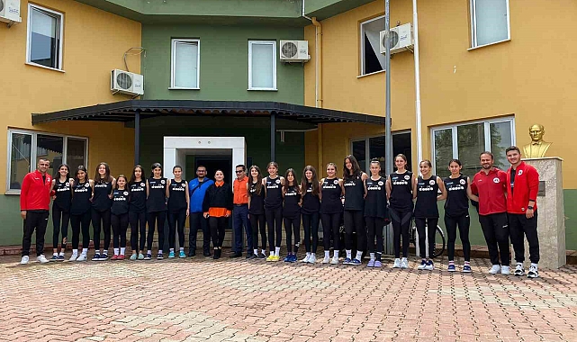Döşemealtı'nın 'Nar Taneleri' Türkiye Şampiyonası için İzmir'de