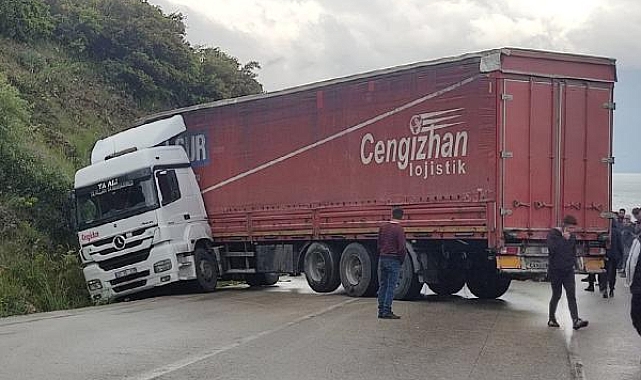Eğirdir'de TIR ile otomobil çarpıştı