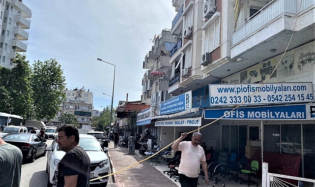 Emanet aldığı araç yandı, yardımına çeşme hortumu ile vatandaşlar koştu