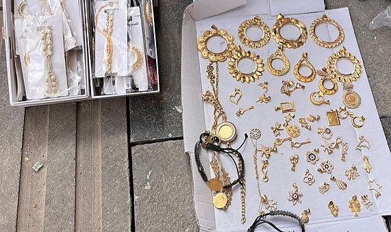 Enkazlardan çıkan değerli eşyalar sahiplerine teslim ediliyor