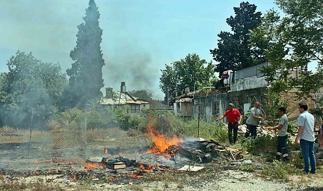 Evlere yönelen otluk yangını mahalleliyi korkuttu
