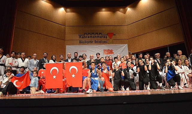Gençlik bayramında genç sporculardan resital