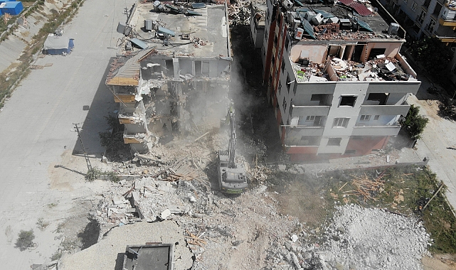 Hatay'da ağır hasarlı binaların yıkımı sürüyor