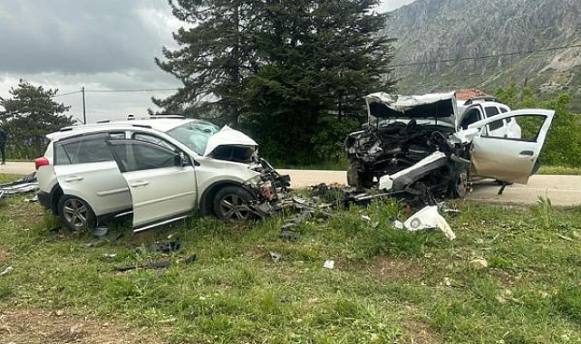 İki cip kafa kafaya çarpıştı; 1 ölü, 4 yaralı