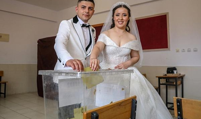 İlk turda erteledikleri nikahı, ikinci turda kıyıp oy kullanmaya geldiler