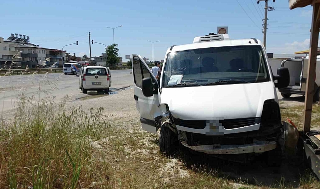Kapalı kasa kamyonet ticari araçla kafa kafaya çarpıştı: 4 yaralı