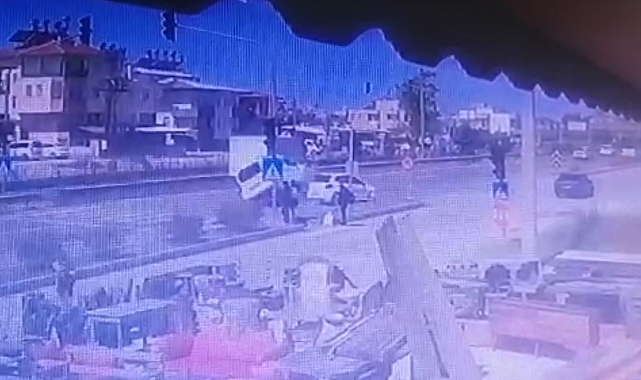 Karayolunda korku dolu anlar: Çarptı, savruldu, bariyere çarparak durabildi