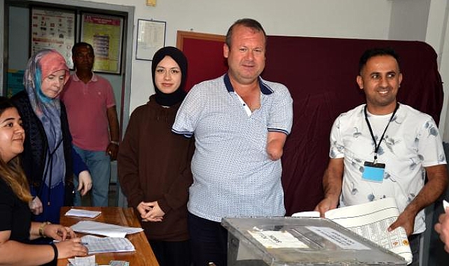 Kolları olmayan engelli oyunu ağzıyla kullandı
