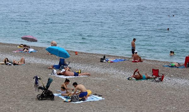 Konyaaltı Sahili'nde pazar yoğunluğu