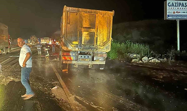 Lastiği patlayan hafriyat kamyonu alev aldı